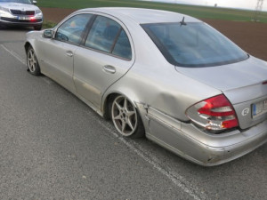 Opilec se dvěma a pů promile vezl na předním sedadle starší dítě a u Určic havaroval. Chlapec skončil v nemocnici