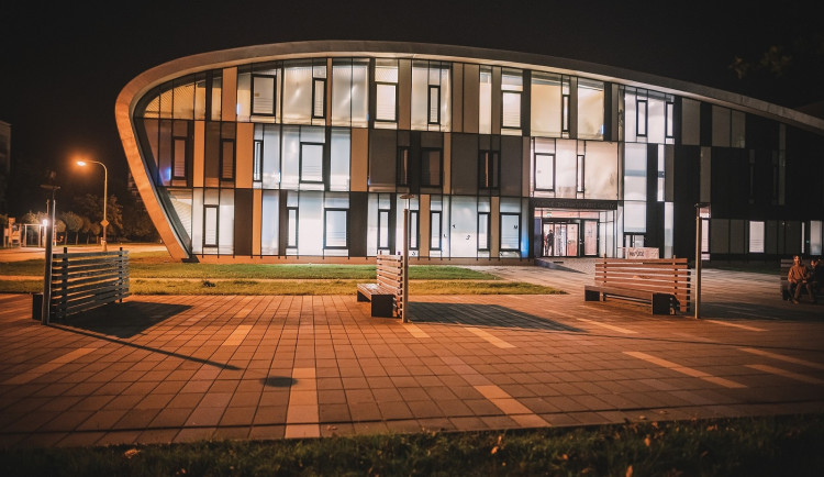 Královéhradecký kraj si chce zavázat vycházející mediky, chystá pro ně miliony