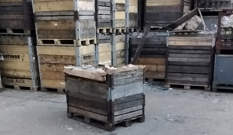 V průmyslovém areálu v Olomouci spadl muž z patnáctimetrové výšky do kontejneru se sklem. Má těžké zranění