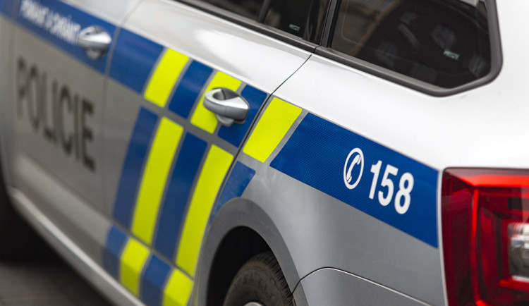 Z chodby bytovky v Olomouci zmizela elektrokoloběžka. Policie pátrala po neznámé dvojici