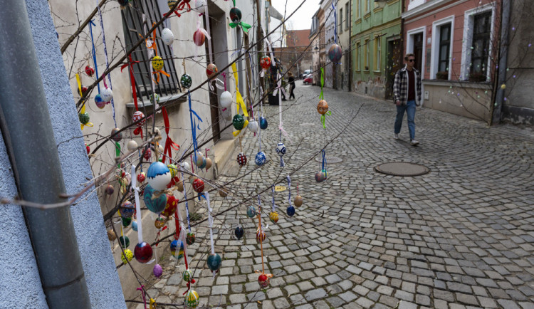 Velikonočně vyzdobená ulička v centru Olomouce - ilustrační foto