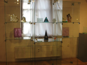 Výtvarník Bohumil Sekanina by se letos dožil sto let. Jeho skleněné obrazy byly často inspirovány hudbou