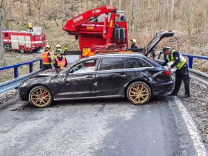 Hasiči na Šternbersku zasahovali u převráceného Audi, řidič utrpěl zranění