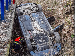 Hasiči na Šternbersku zasahovali u převráceného Audi, řidič utrpěl zranění