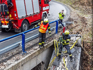Hasiči na Šternbersku zasahovali u převráceného Audi, řidič utrpěl zranění