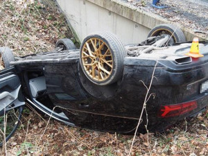 Řidič Audi vyletěl na Šternbersku se silnice, nadýchal skoro dvě promile