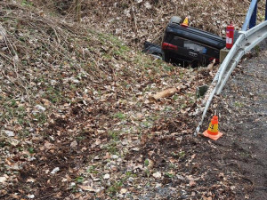 Řidič Audi vyletěl na Šternbersku se silnice, nadýchal skoro dvě promile