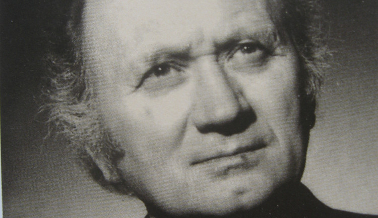 Výtvarník Bohumil Sekanina by se letos dožil sto let. Jeho skleněné obrazy byly často inspirovány hudbou