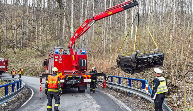 Hasiči na Šternbersku zasahovali u převráceného Audi, řidič utrpěl zranění