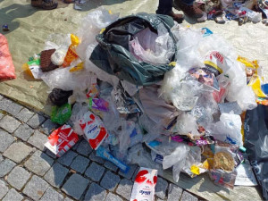 Před dveře radnice v Mohelnici někdo o Velikonocích navezl odpadly. Zřejmě na protest