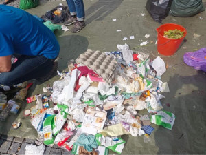 Před dveře radnice v Mohelnici někdo o Velikonocích navezl odpadly. Zřejmě na protest