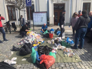 Před dveře radnice v Mohelnici někdo o Velikonocích navezl odpadly. Zřejmě na protest