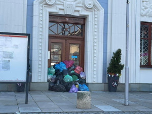 Před radnici v Mohelnici někdo o Velikonocích navezl odpadky. Na protest proti novému systému svozu