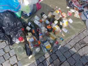 Před dveře radnice v Mohelnici někdo o Velikonocích navezl odpadly. Zřejmě na protest