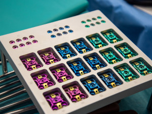 Titan, vanad a hliník: jedinečný meziobratlový implantát z Olomouce pomáhá pacientům už pět let