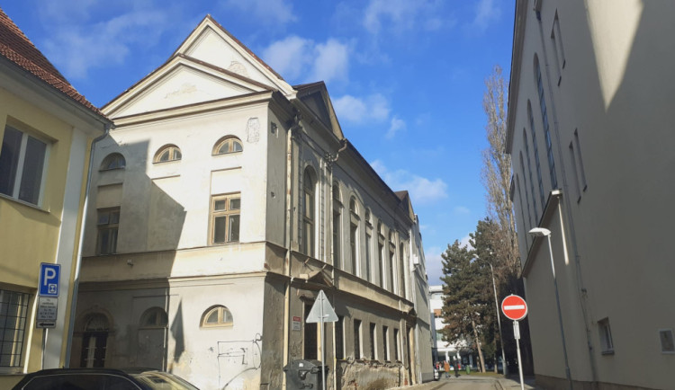 Realitní kancelář nabízí bývalou synagogu v Prostějově. Cena klesla na necelých šest milionů