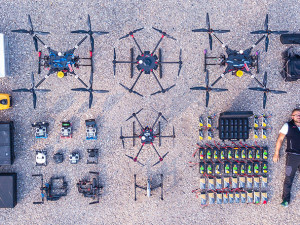 (NE)OBYČEJNÍ: Od pokusů z dílny až k oscarovému filmu. Dronaři z Hané se vznáší na top úrovni