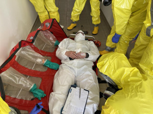 Muž si dovezl z Afriky vysoce nakažlivou infekci. Záchranné složky trénovaly, jak reagovat