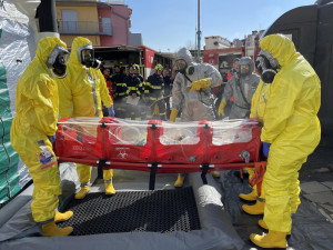 Muž si dovezl z Afriky vysoce nakažlivou infekci. Záchranné složky trénovaly, jak reagovat