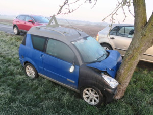 Šestnáctiletá řidička narazila s malým vozidlem poblíž Brodku u Přerova do stromu. Škoda je padesát tisíc