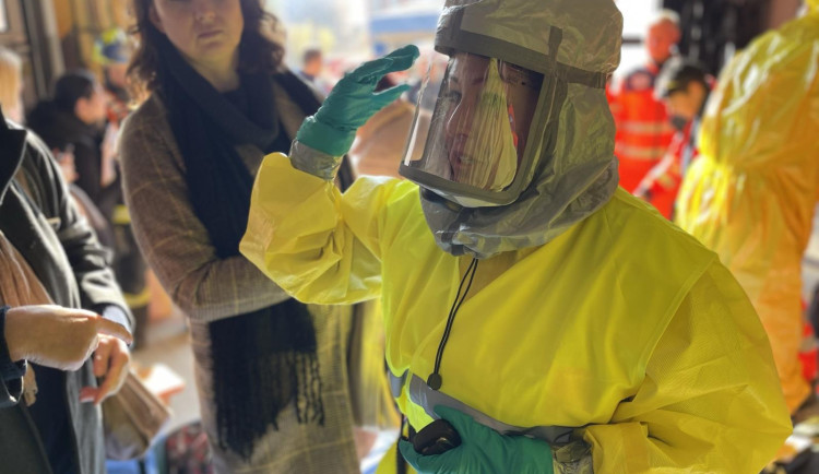 Muž si dovezl z Afriky vysoce nakažlivou infekci. Záchranné složky trénovaly, jak reagovat