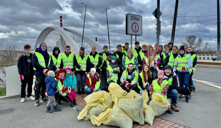 S jarem přichází úklidové akce po celé České republice, jen z McDonald’s se zapojilo na 90 dobrovolníků