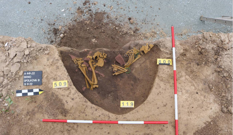 Archeologové zazářili u brněnského Cejlu. Našli hrob dorostence z doby bronzové