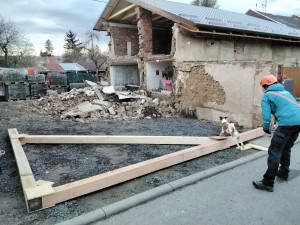 V Dobromilicích spadla štítová zeď u rodinného domu. Sutiny prohledal pes, vše se obešlo bez zranění