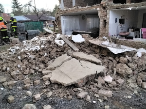 V Dobromilicích spadla štítová zeď u rodinného domu. Sutiny prohledal pes, vše se obešlo bez zranění