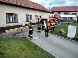 V Dobromilicích spadla štítová zeď u rodinného domu. Sutiny prohledal pes, vše se obešlo bez zranění