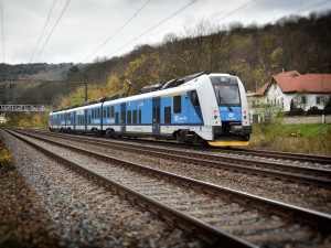Dvě výluky zkomplikují provoz vlaků Českých drah. Náhradní autobusy začnou jezdit už v pondělí
