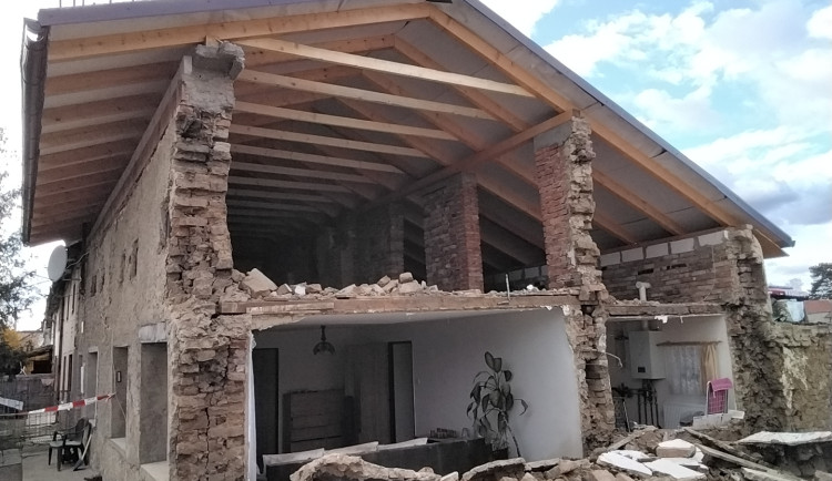 V Dobromilicích spadla štítová zeď u rodinného domu. Sutiny prohledal pes, vše se obešlo bez zranění