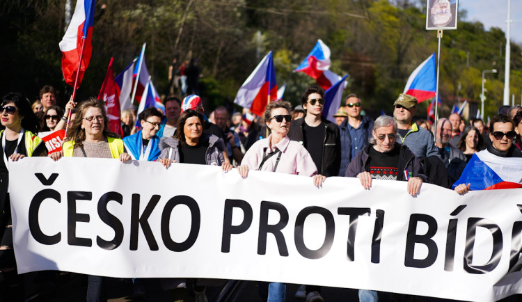 FOTOGALERIE: Na Václavském náměstí se sešly tisíce lidí. Demisi vlády, skandovaly