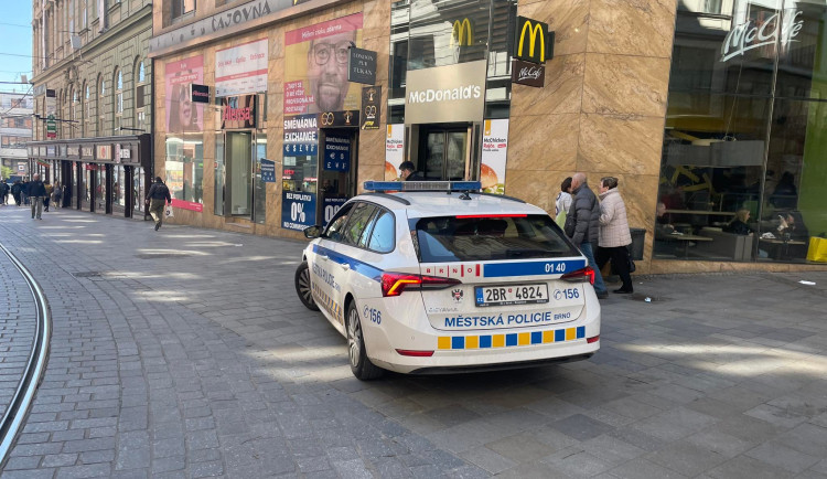 Po Brně se potácela opilá matka s miminem. Tlačila ho v kočárku