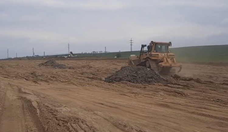 Zemědělská firma se odvolala proti povolení okolo dálnice D55 z Olomouce do Kokor. Silničáři zjišťují, jak to ohrozí zahájení stavby