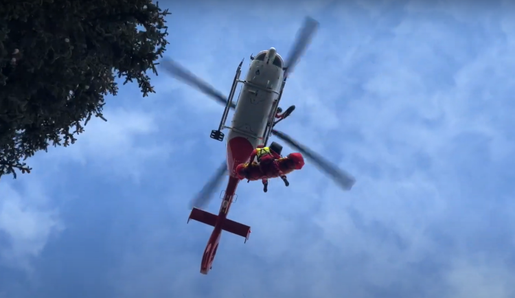 VIDEO: Ženu, která si na zledovatělé stezce zlomila kotník, musel z Jeseníků transportovat vrtulník