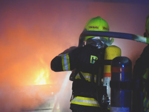 VIDEO: Ve Velké Bystřici hořela loď v garáži. Zásah komplikoval nebezpečný hořlavý materiál a tlakové lahve