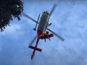 VIDEO: Ženu, která si na zledovatělé stezce zlomila kotník, musel z Jeseníků transportovat vrtulník