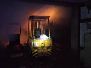 Na Přerovsku hořelo stavení s výrobnou pelet. Hasiči vyhlásili druhý stupeň poplachu