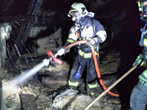 Na Přerovsku hořelo stavení s výrobnou pelet. Hasiči vyhlásili druhý stupeň poplachu