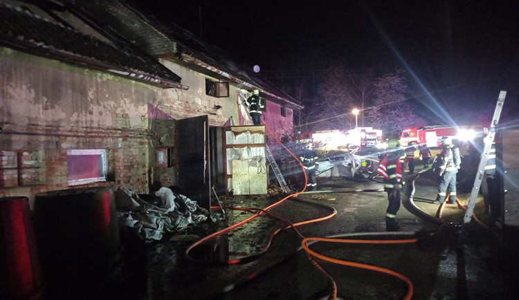 Požár hospodářského stavení na Přerovsku zalarmoval hasiče ze dvou krajů