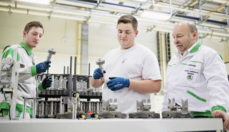 Škodováci se radují z vyšších platů, polepší si o deset procent