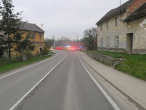 Po nárazu do neobydleného domu v Hranicích dnes zemřel čtyřiašedesátiletý řidič. Část zdi spadla
