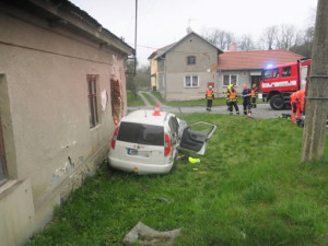 Po nárazu do neobydleného domu v Hranicích dnes zemřel čtyřiašedesátiletý řidič. Část zdi spadla
