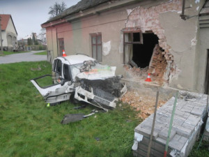 Po nárazu do neobydleného domu v Hranicích dnes zemřel čtyřiašedesátiletý řidič. Část zdi spadla