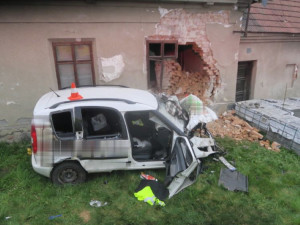 Po nárazu do neobydleného domu v Hranicích dnes zemřel čtyřiašedesátiletý řidič. Část zdi spadla