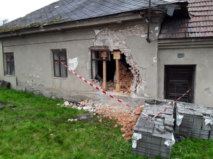 Po nárazu do neobydleného domu v Hranicích dnes zemřel čtyřiašedesátiletý řidič. Část zdi spadla