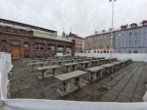 Betonové stoly olomoucké tržnice dostávají nový povrch. Tvoří se i plány vylepšení na další roky