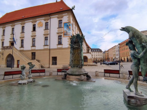 Ariónova kašna opět tryská vodu. Do nádrže pracovníci technických služeb nalili tři a půl cisterny