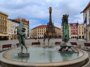 Ariónova kašna opět tryská vodu. Do nádrže pracovníci technických služeb nalili tři a půl cisterny